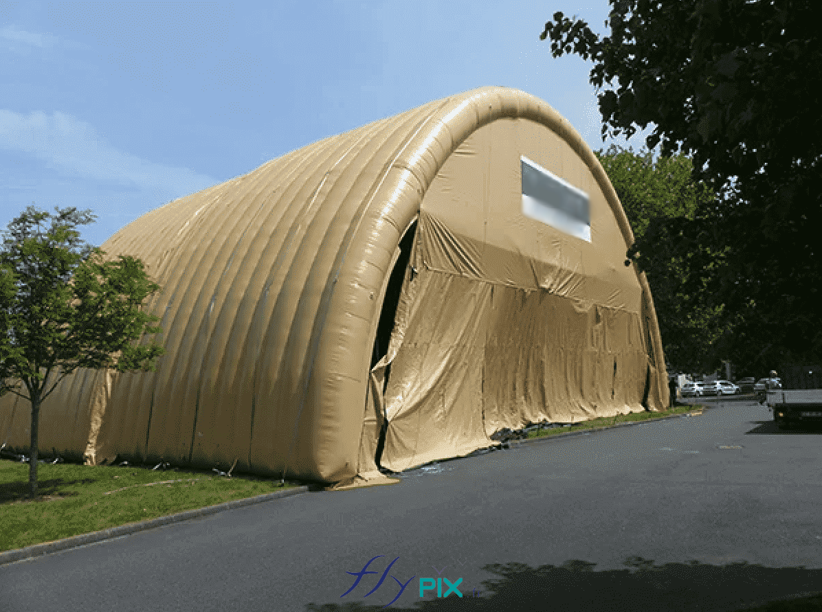 NEXTER : un grans hangar gonflable militaire, en forme de tunnel demi-lune, entièrement en enveloppe PVC double peau capitonnée, procurant un grands volume, une grande surface utile, une grande hauteur. Ce type de hangar gonflable militaire peut être déployé rapidement, et permet de bénéficier aux militaires, soldats, officiers et personnels militaire d'un lieu de stockage et d'entretient des véhicules militaires ou pour du matériel à des fins opérationnelles en cas de conflits armés.