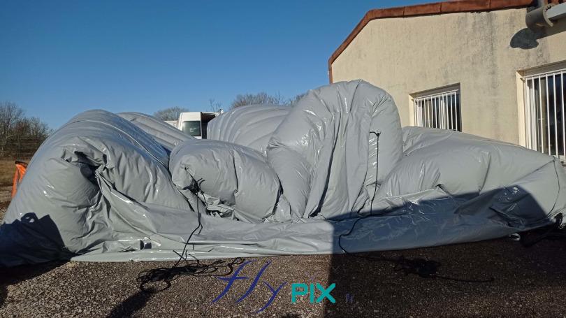 FLYPIX montage grande tente gonflable air captif THALES gonflage par pompe 7 copie scaled wpp1641467266673