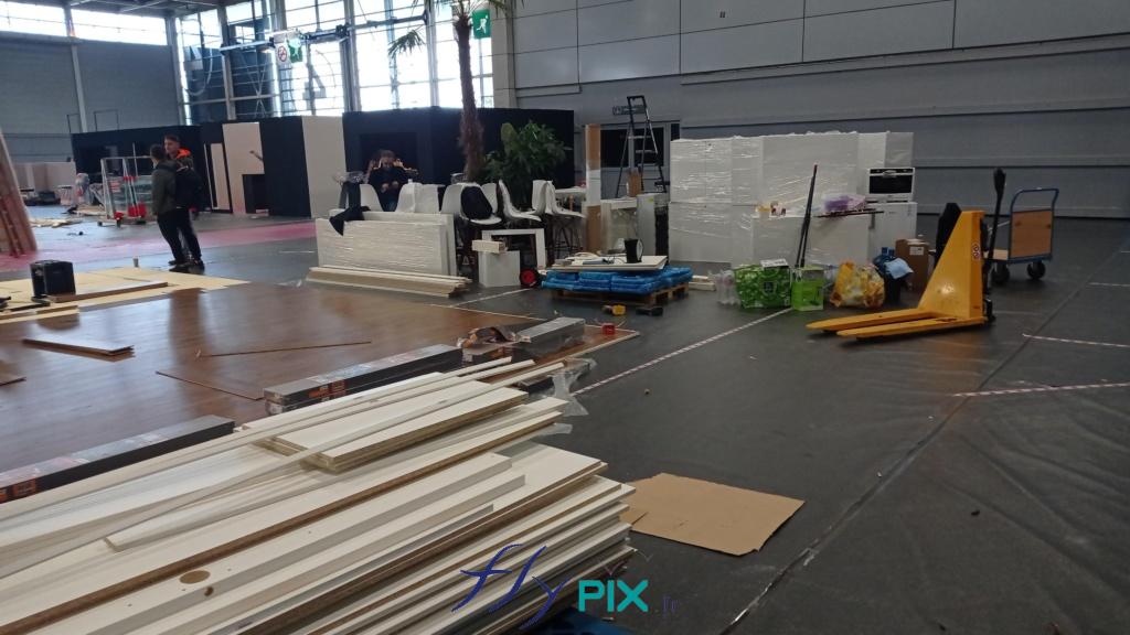 Début pose, installation, mise en oeuvre d'un stand pour un salon professionnel à Paris.