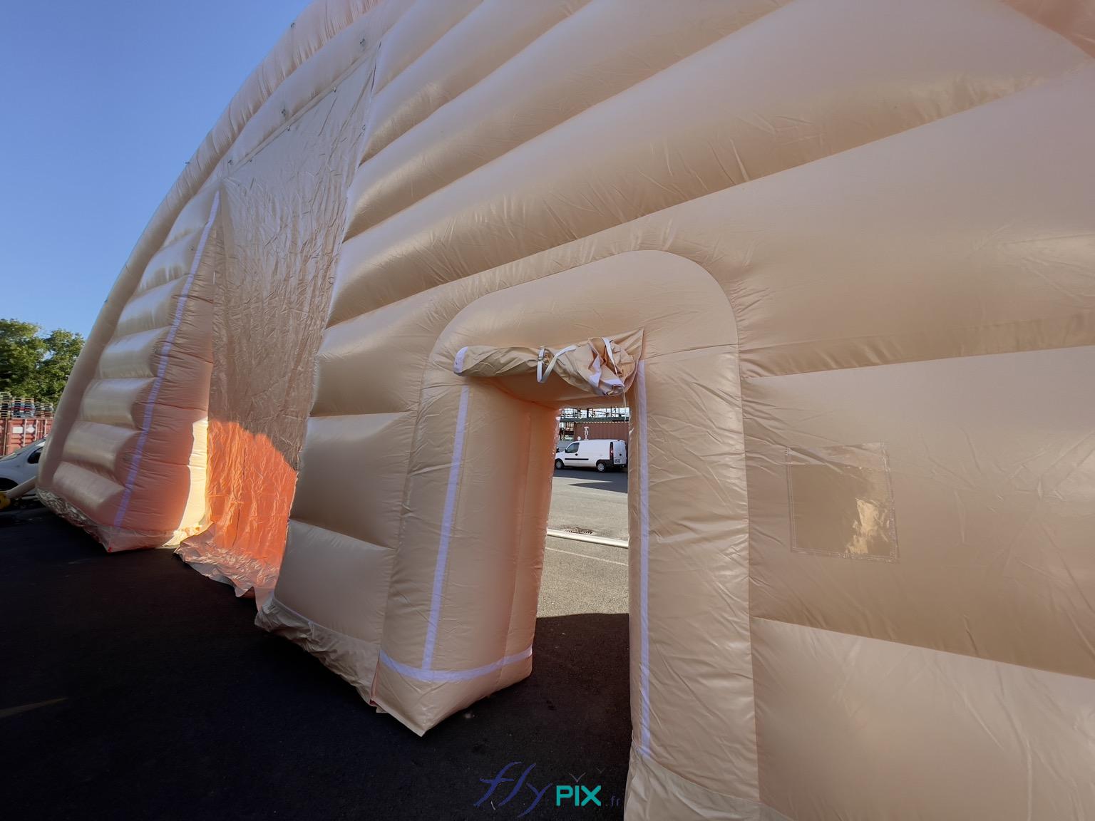 FLYPIX vue exterieure abri gonflable hangar tunnel demi lune pignon avant grande porte d acces et porte de service