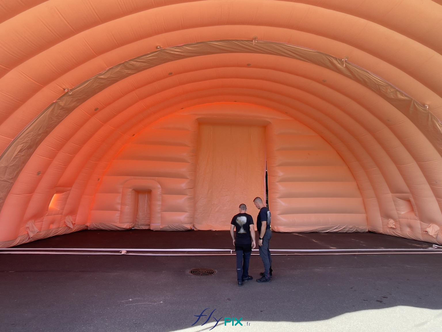 FLYPIX vue interieure hangar gonflable murs et toiture en enveloppe pvc 045 mm double peau capitonnee structure ventilee turbine permanence 9