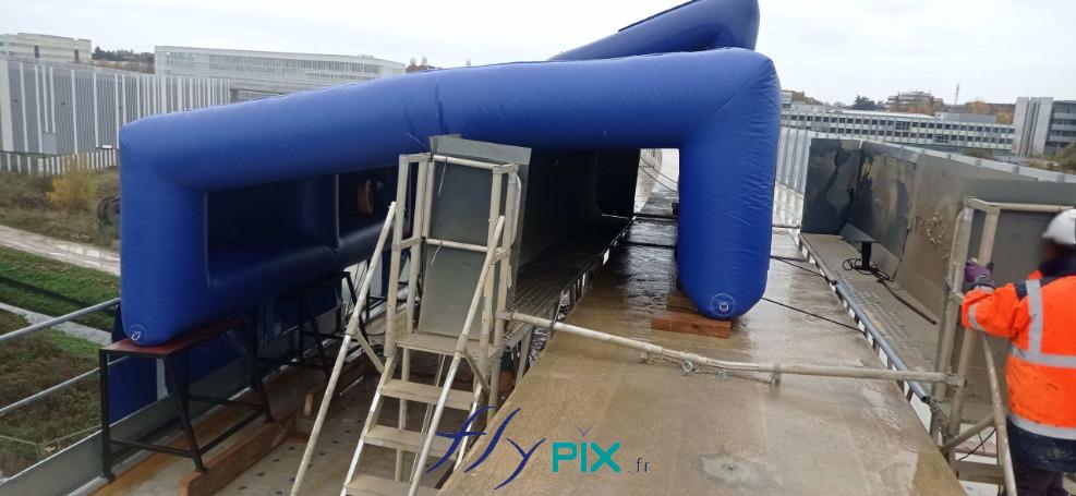 FlyPix abri tente gonflable air captif ventile pompe turbine enveloppe pvc 045 060mm chantier viaduc EUROVIA 4 scaled wpp1701090471624