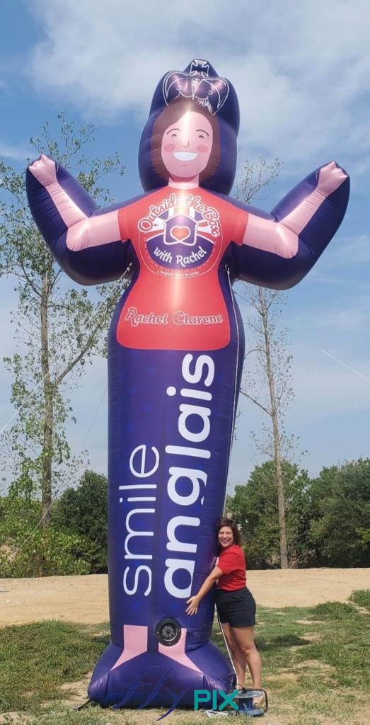 Mascotte strucutre gonglable à l'air ventilé par une turbine en permanence, de grande taille, impression totale numérique couleur sur enveloppe en toile Oxford