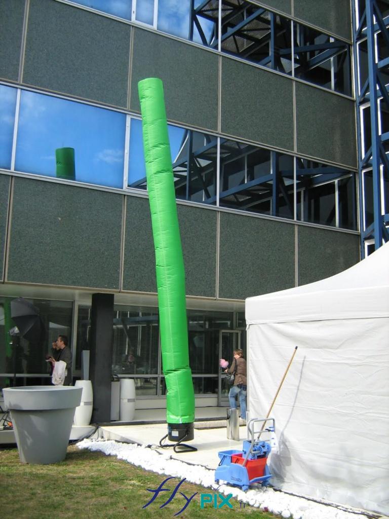 Réalisation d'un skydancer de 6 m de hauteur en forme de tube, couleur uni vert, sans marquage ni impression.