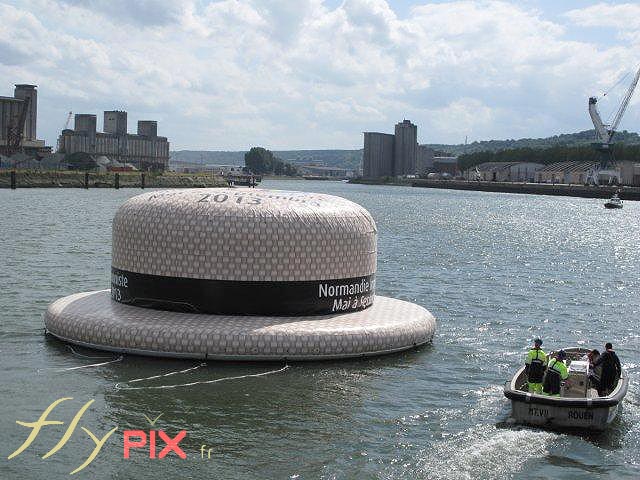 Structure gonflable flottante de grande taille sur un fleuve.