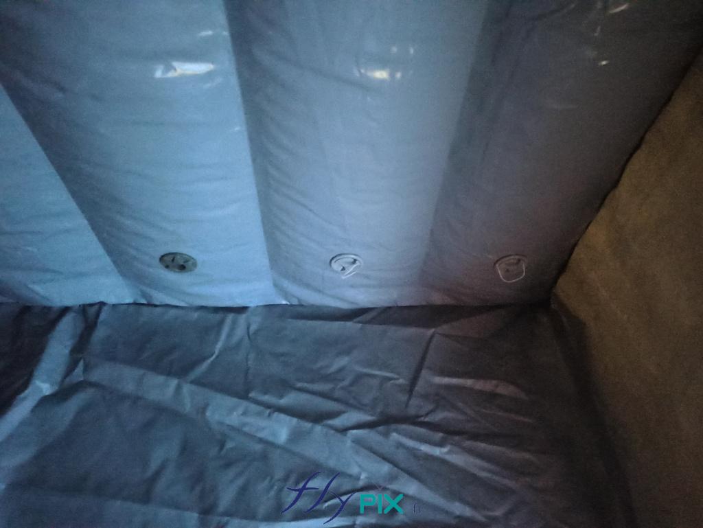 Tente Poste Médical Avancé Militaire, pour la Marine Nationale : bâche au sol en PVC lavable et murs double peau capitonné PVC 0.6 mm