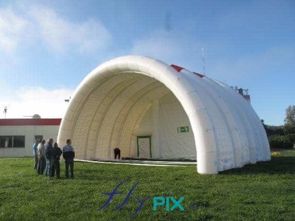 Tente gonflable air captif tunnel demi lune spectacles concerts festivals public 3