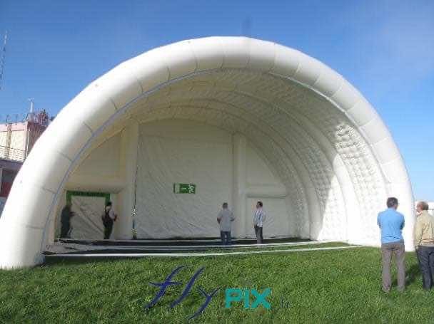 Tente gonflable air captif tunnel demi lune spectacles concerts festivals public
