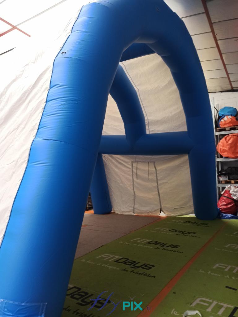 Une tente gonflable industrielle de chantier, en forme de U inversé, fabriqué pour la société TRANSKEO / KEOLIS