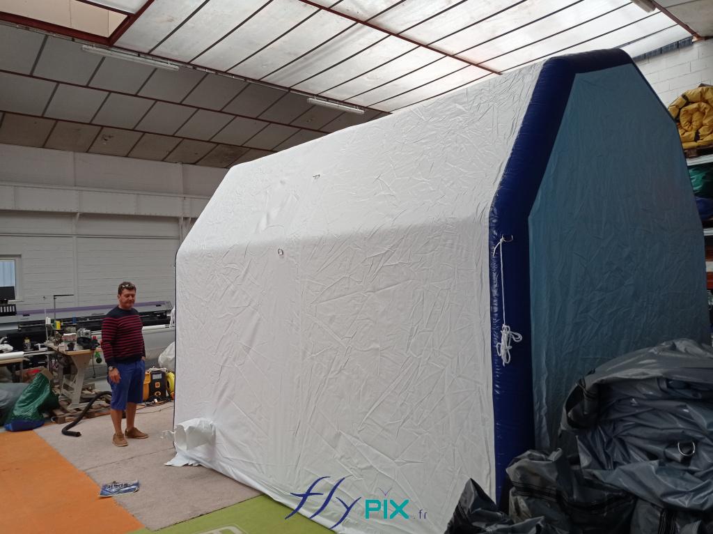Une une tente médicale PMA de dimensions intérieures utiles 4 x 3 m, soit une surface utile de 12 m2, fabriquée pour la société Etienne Lacroix.