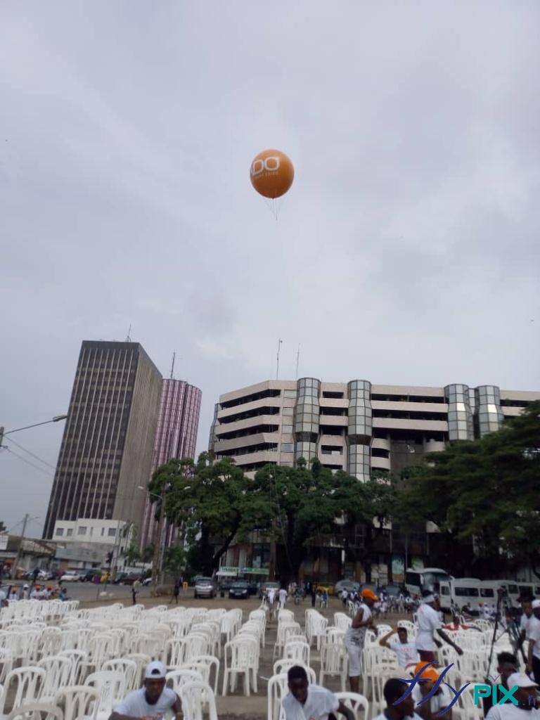 Déploiement d'un ballon publicitaire sphérique imprimé, en Cote d'Ivoire, à Abidjan durant la campagne présidentielle