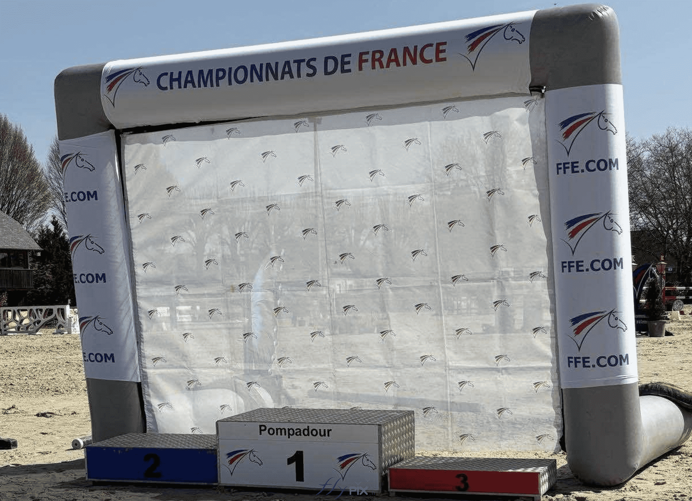 arche gonflable air captif FFE Competition vue face avec podium marquages amovibles impression banderoles sponsors enveloppe pvc