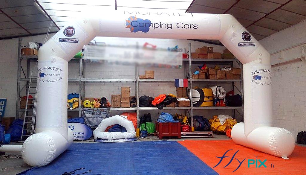 Arche gonflable publicitaires avec des marquages amovibles, réalisée pour Muratet Camping Car