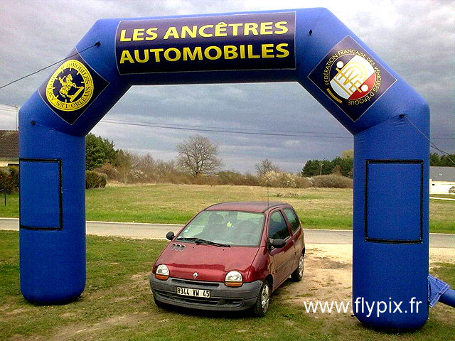 Arche gonflable publicitaire réalisée pour un concessionnaire auto pour un salon automobile