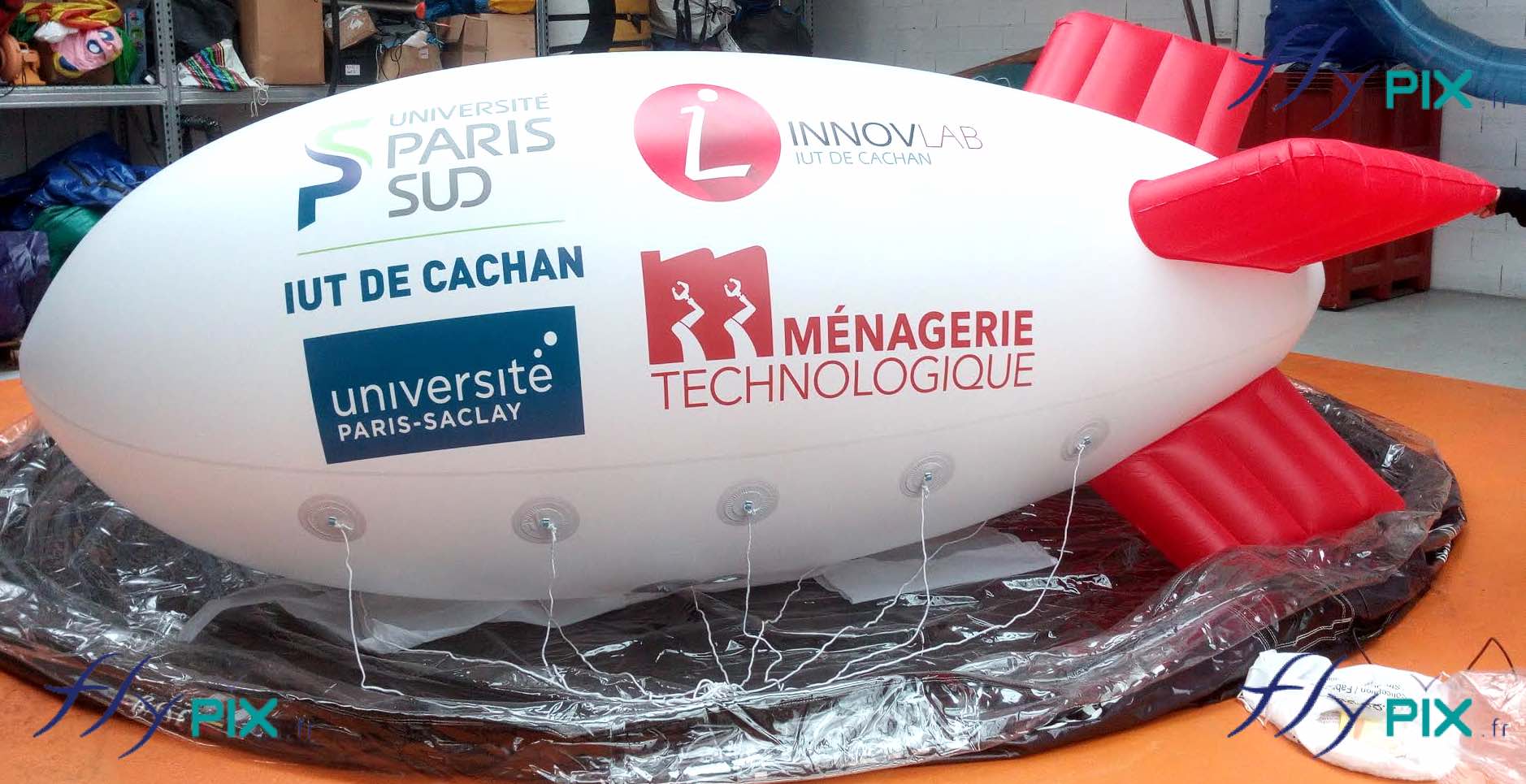 Ballon dirigeable publicitaire IUT Cachan, dans le département du Val-de-Marne en région Île-de-France. 