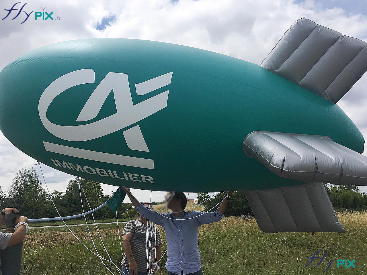 Ballon dirigeable publicitaire zeppelin helium seppa credit agricole à Toulouse en Occitanie.