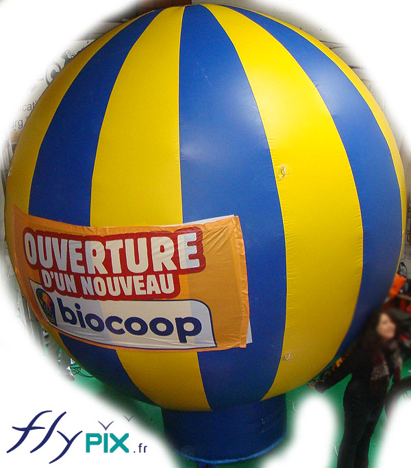 Ballon publicitaire PVC en forme de montgolfière avec marquage en adhésif PVC imprimé.