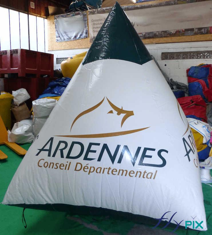Bouée de ballon flottant en forme de pyramide, fabriqué pour le conseil régional des Ardennes, air captif gonflé à l'air.