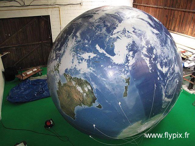 Ballon personnalisé et imprimé, de grande taille, en forme de sphère, représentant la Terre.
