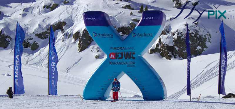 Ballon personnalisé en forme de lettre X de très grande taille pour une station de ski de sport d'hiver