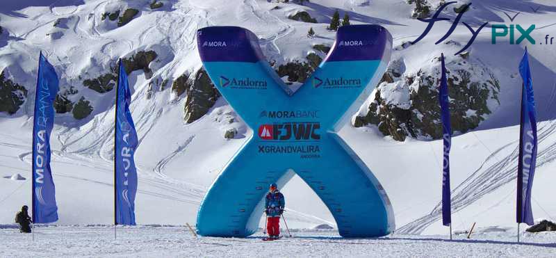 Ballon personnalisé en forme de lettre X de très grande taille pour une station de ski de sport d'hiver