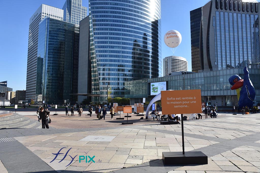 Une ballon publicitaire à hélium, de forme sphérique, et de 2.5 m de diamètre, à Paris