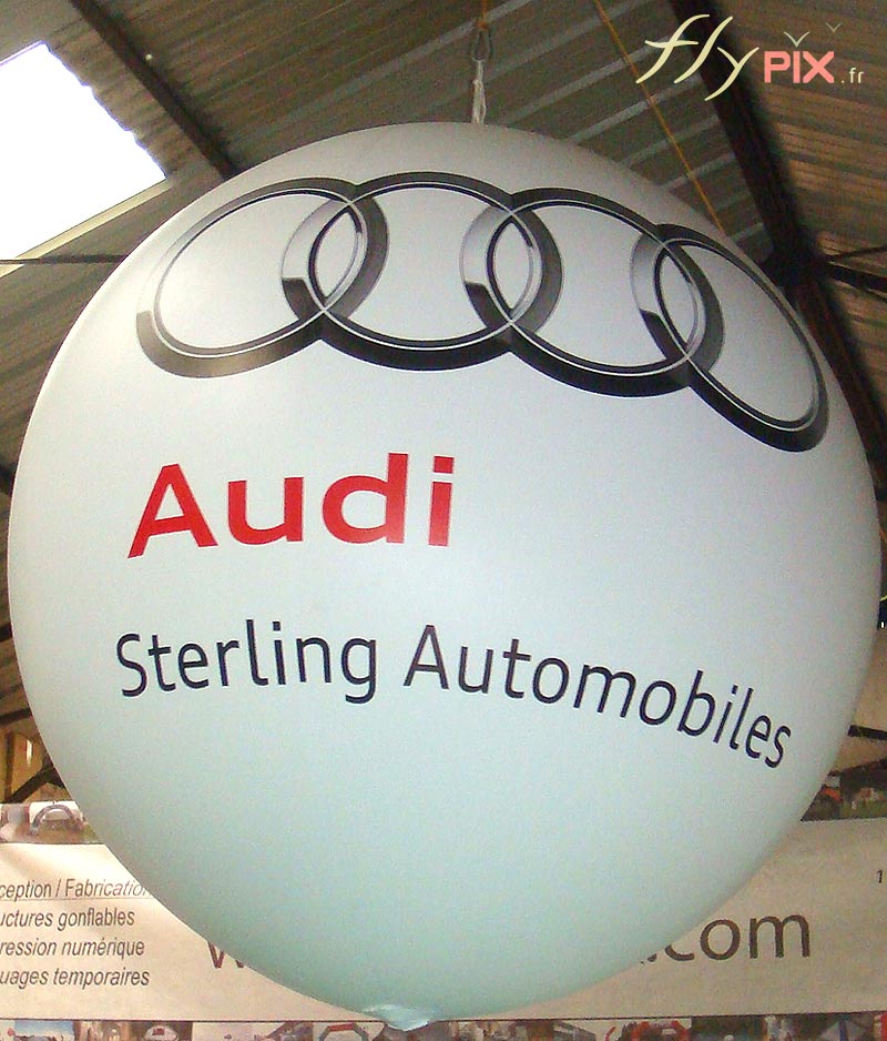 Ballon publicitaire avec marquages en couleur sur fond blanc.