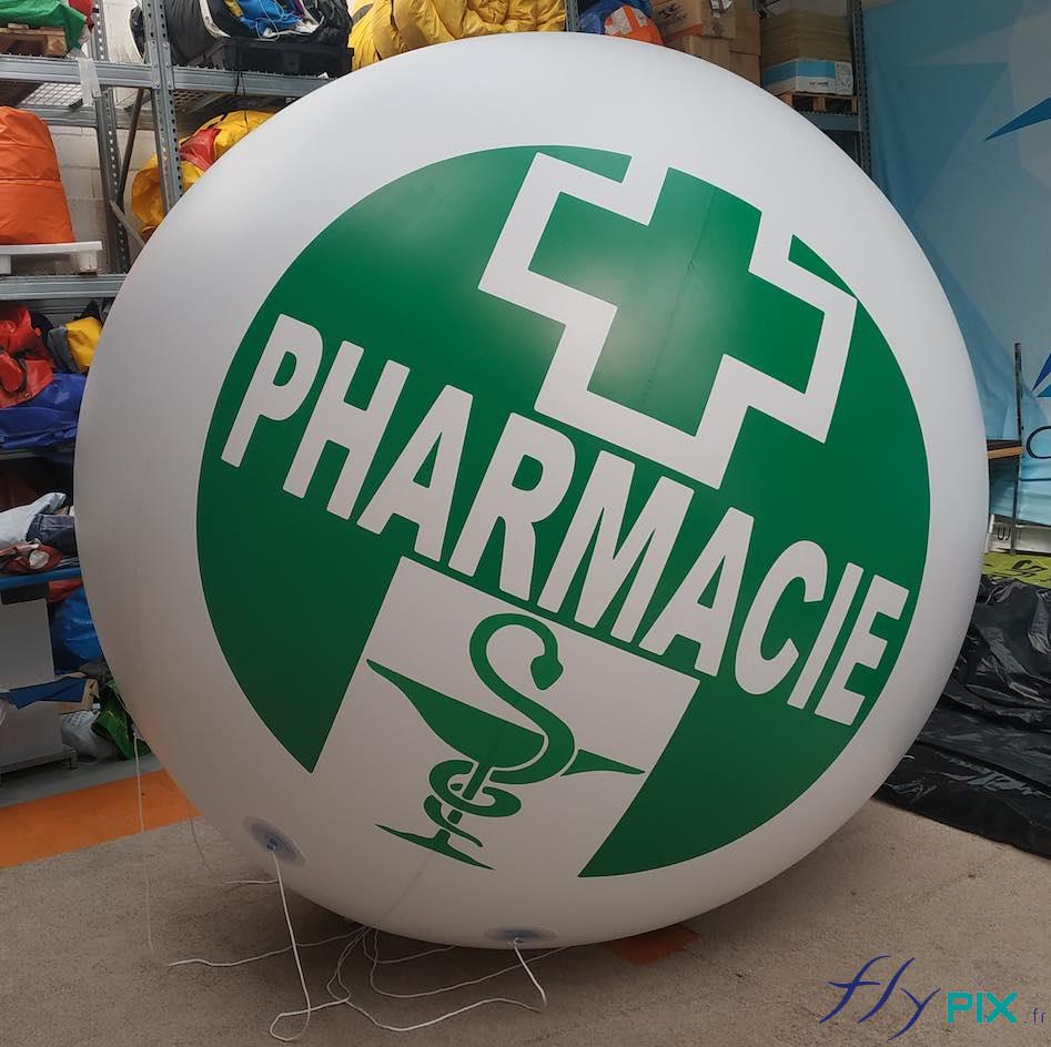 Ballon à hélium sphérique D = 2.5 m pour l'extérieur, pour la PHARMACIE HEVEAS à Abidjan, Côte d'Ivoire ; enveloppe PVC 0.18 mm