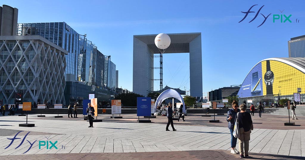 Un ballon publicitaire sphérique, en enveloppe PVC 0.18 mm, et gonflé à l'hélium, survole la Place de la Défense, à Paris