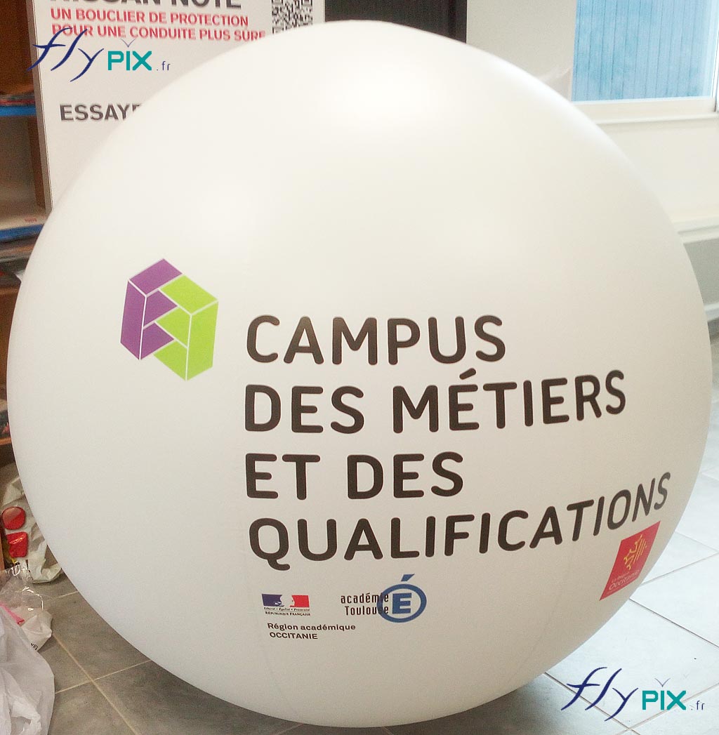 Ballon publicitaire sphérique fixé sur mat télescopique en aluminium.