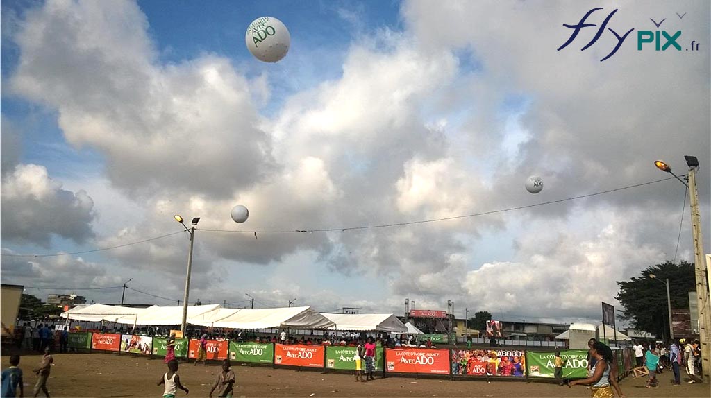 Ballons publicitaires en PVC gonflés avec du gaz hélium, dotés de marquages publicitaires personnalisés et sur mesure en impression numérique couleur.
