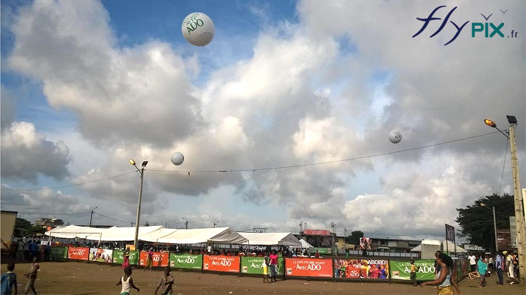 Ballons publicitaires en PVC gonflés avec du gaz hélium, dotés de marquages publicitaires personnalisés et sur mesure en impression numérique couleur.