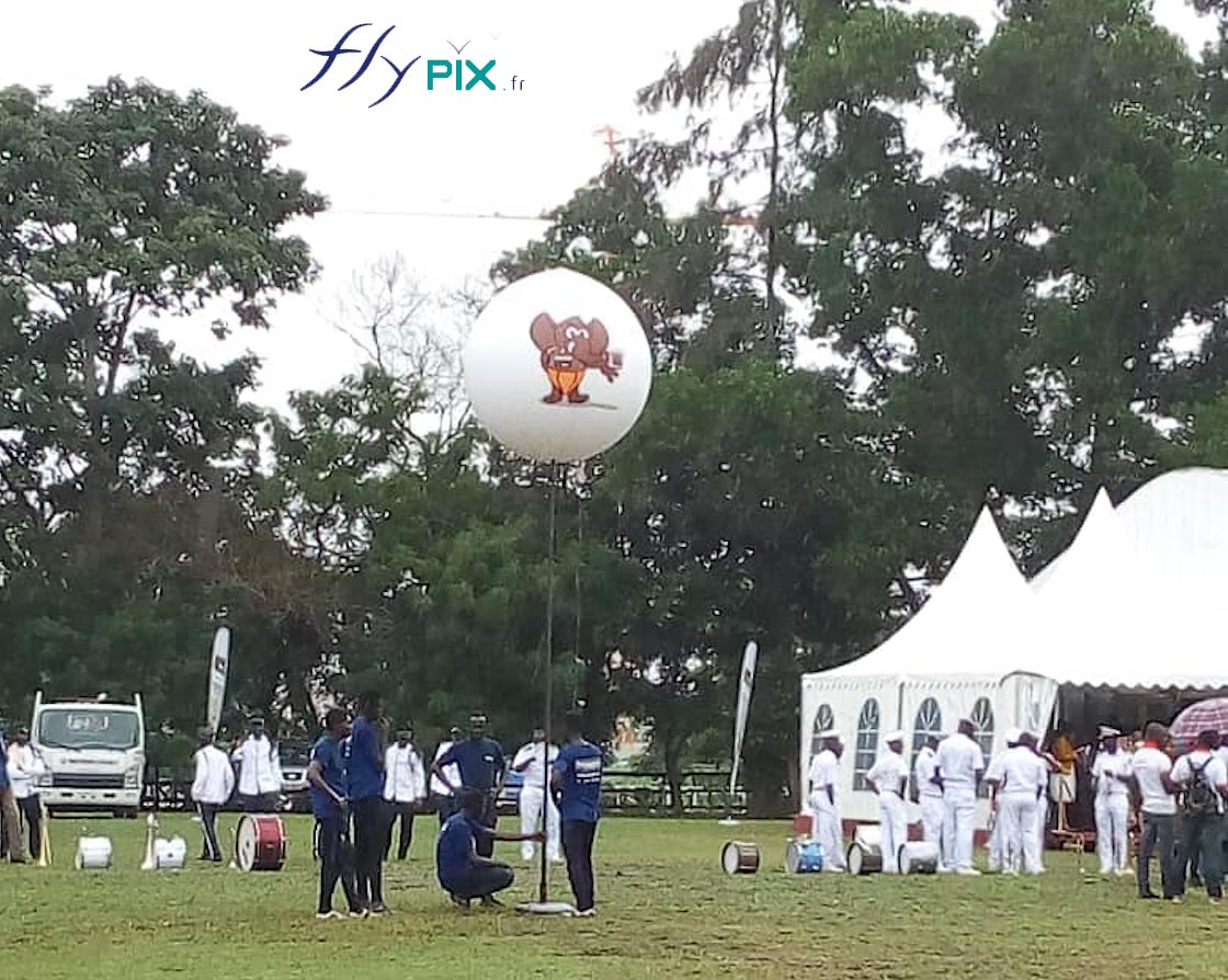 Des techniciens sont entrain d'installer et de monter un ballon sur mat fabriqué pour l'agence de communication MTN Indigo, en Côte d'Ivoire