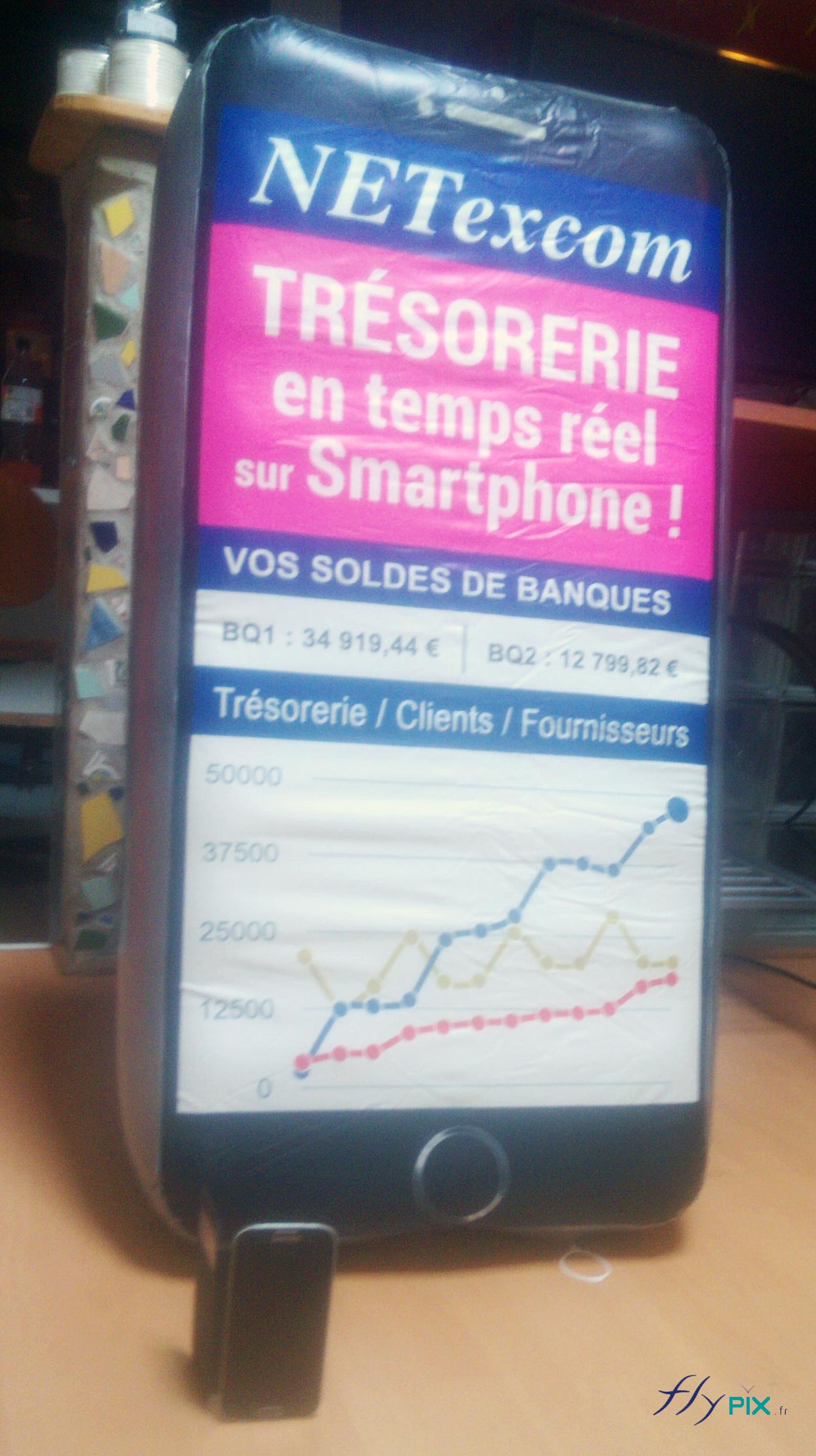 Ballon publicitaire lumineux éclairant en forme d'Iphone ou de smartphone.