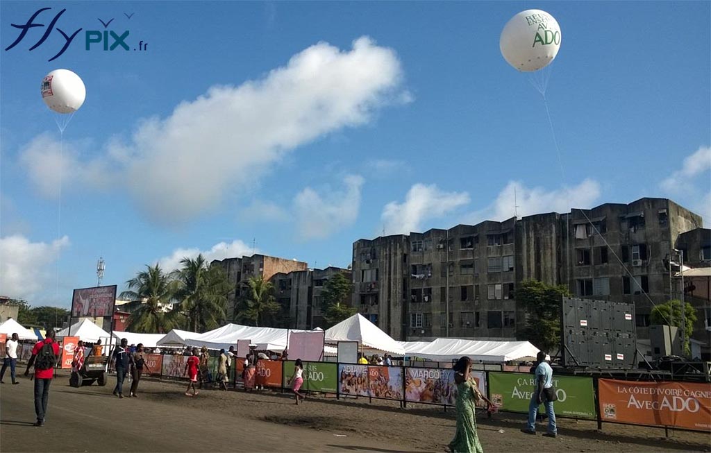 Les ballons publicitaires servent ici à la promotion d'un parti politique durant les élections présidentielles de 2015, en Afrique, en Côte d'Ivoire.