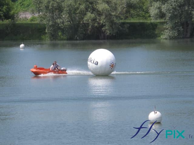 Bouée de ballon flottant en forme de sphère, avec des marquages personnalisés en impression en couleur sur fond blanc