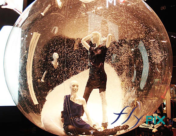 Ballon boule Noël avec un mannequin pour la promotion de vente de vêtements pour les périodes d'hiver et de Noël.