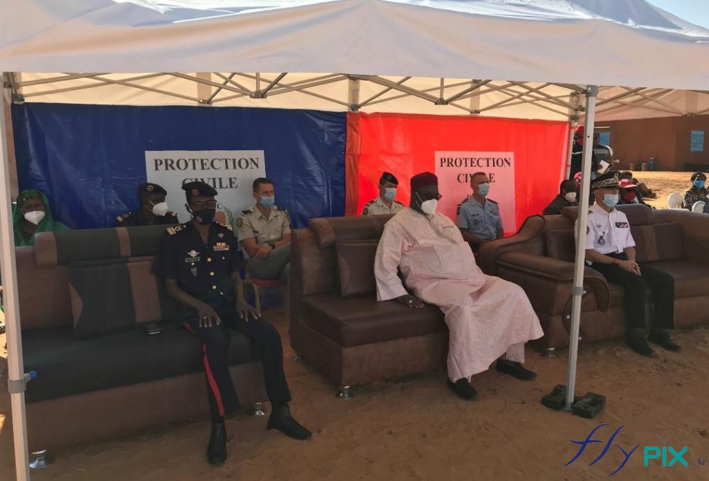 Des officiers de l'armée du Niger, et des officiels, ainsi que des officiers de l'Armée Française, sont entrain de contempler des abris médicaux, au Niger, Afrique.