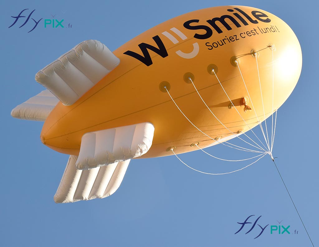 Ballon dirigeable publicitaire personnalisé, zeppelin pour We Smile + 10 oriflammes grandes tailles