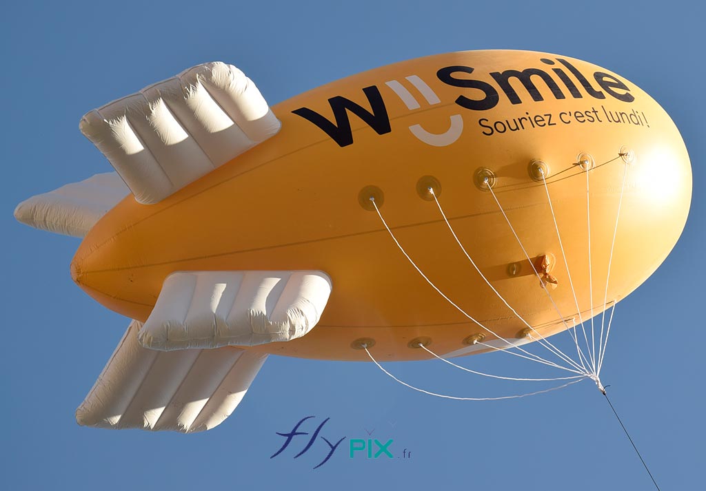 Ballon dirigeable publicitaire personnalisé, zeppelin pour We Smile + 10 oriflammes grandes tailles