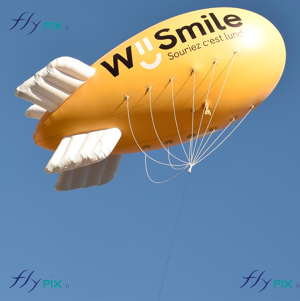 Ballon dirigeable publicitaire personnalisé, zeppelin pour We Smile + 10 oriflammes grandes tailles