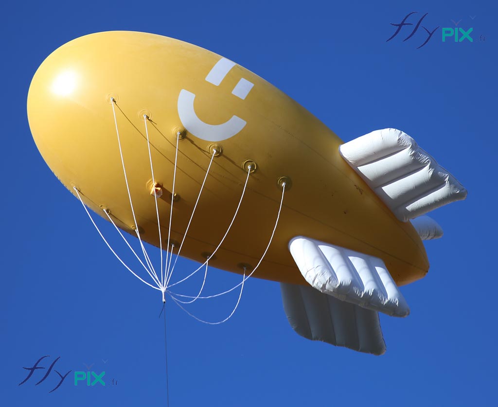 Ballon dirigeable personnalisé, zeppelin L = 5 m pour We Smile + 10 oriflammes grandes tailles
