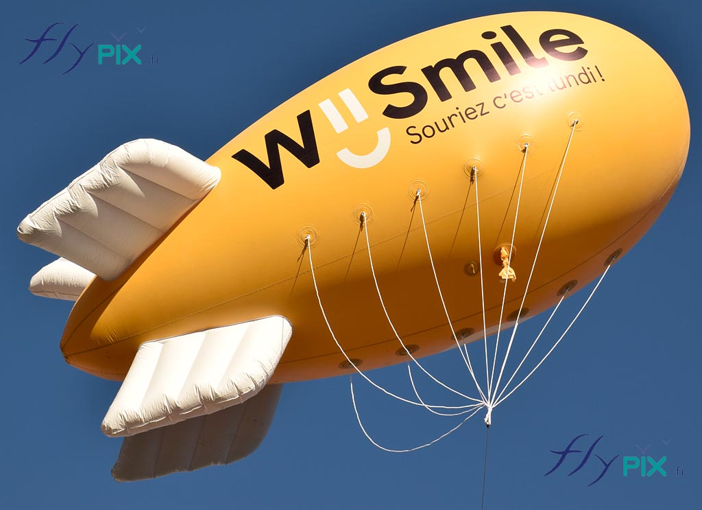 Ballon dirigeable publicitaire personnalisé, zeppelin pour We Smile + 10 oriflammes grandes tailles