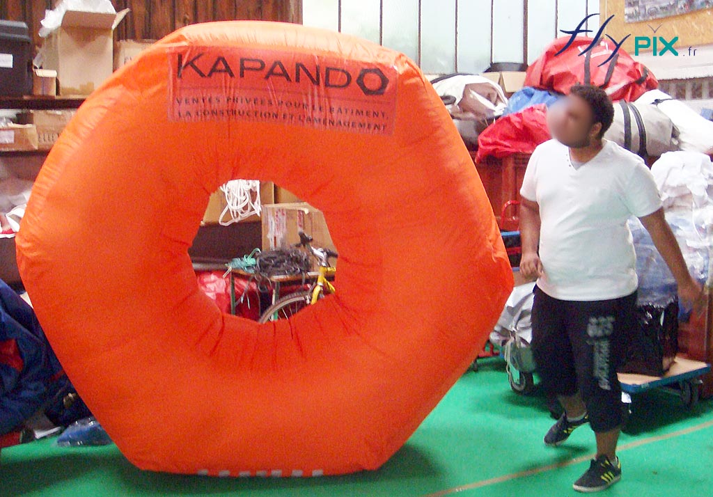 Ballon gonflable publicitaire gonflé à l'air en forme de donut, avec des marquages personnalisés, de fabrication française sur mesure.