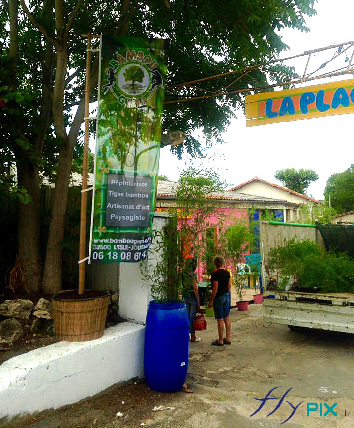 Drapeau publicitaire pour la promotion de Bambou Gers, durant le festival Tempo Latino.