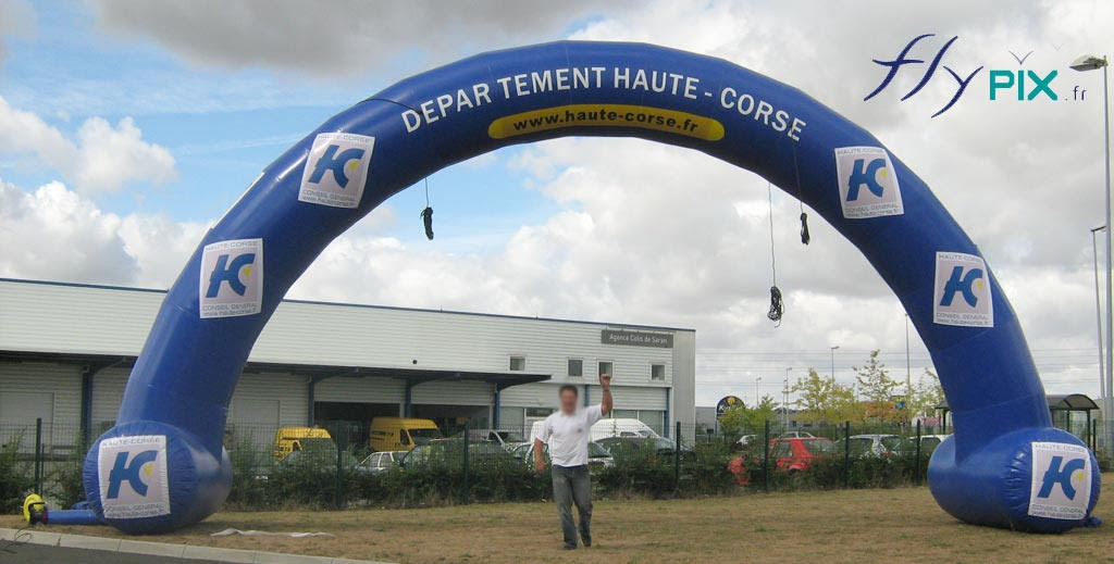 Fabrication sur mesure d'arches gonflables personnalisées, de grandes tailles, en forme de DEMI-LUNE.