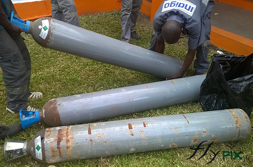 Bouteilles de gaz hélium utilisées pour le gonflage des ballons publicitaires.