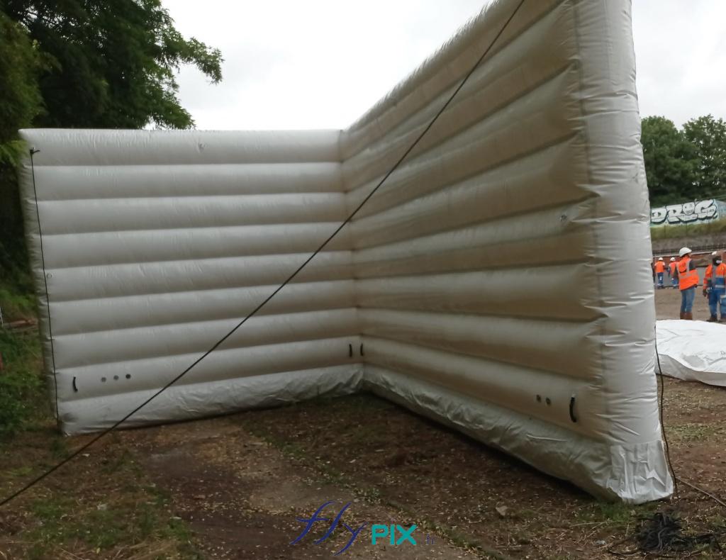 Mur gonflable air captif, en enveloppe double peau capitonnée PVC 0.6 mm, pour la réduction de bruits, anti-acoustique, pour lutter contre les nuisances sonores.