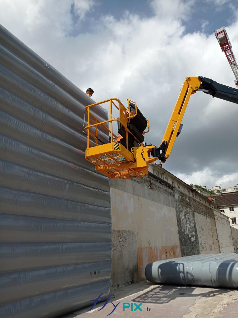 Chantier RATP PARIS: pose, installation de murs gonflables de réduction de bruit, anti-acoustiques, lutte contre les nuisances sonores pendant un chantier urbain.