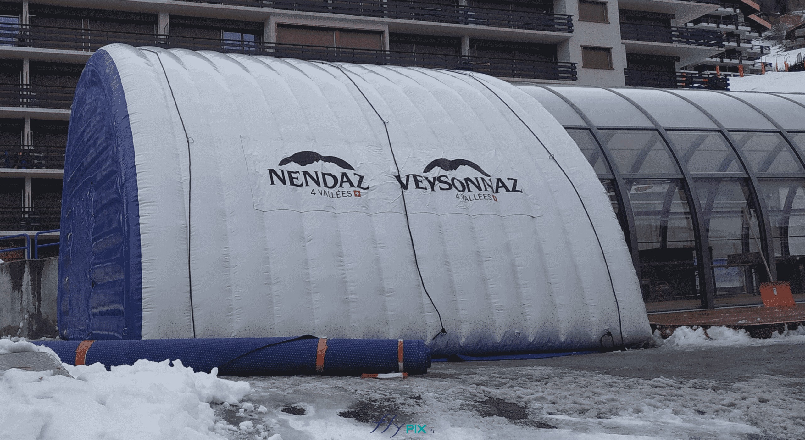 nendaz valais suisse structure gonflable abri tente hangar tunnel demi lune air captif enveloppe pvc double peau capitonnee accueil public scene 1 scaled